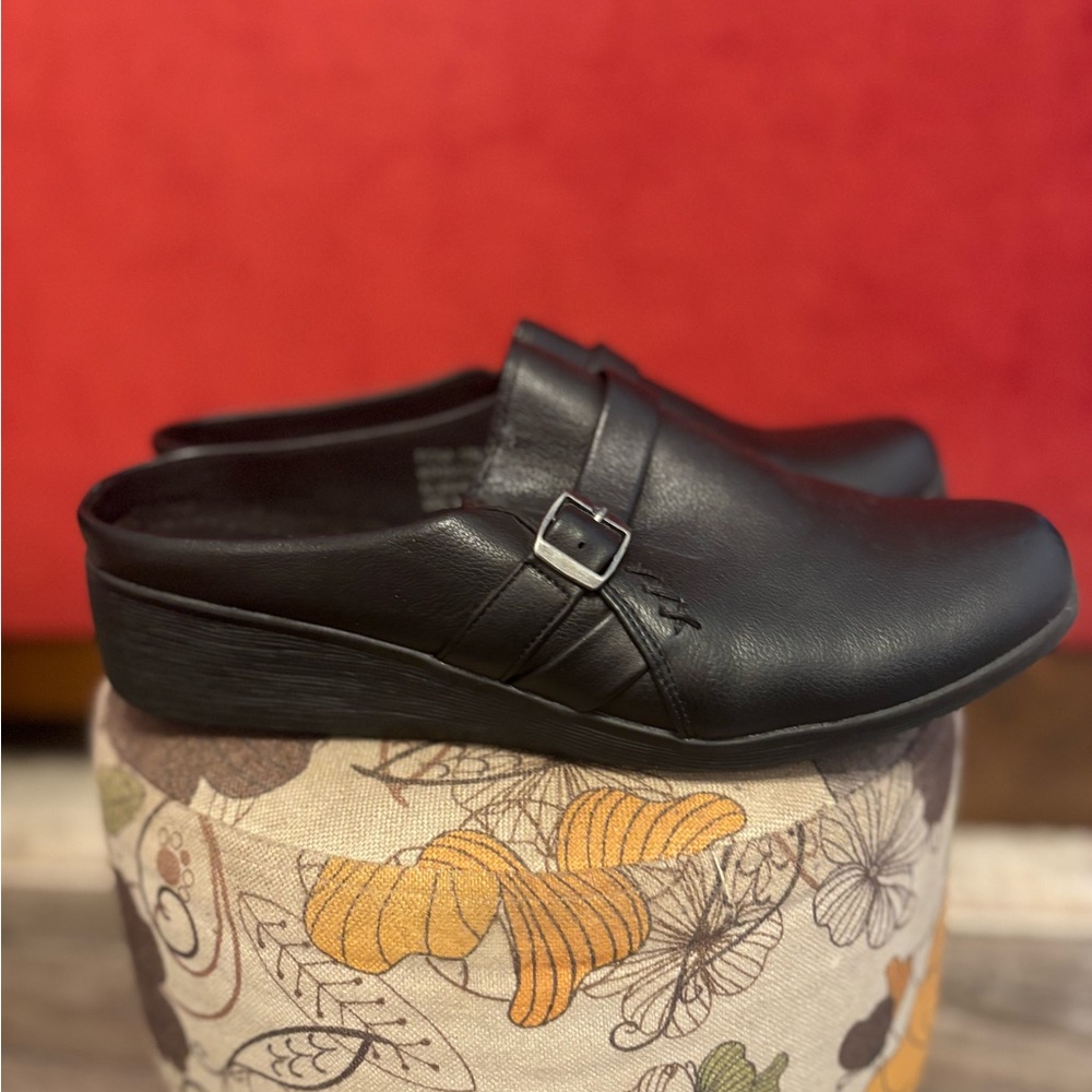 BareTraps Flats Shoes in Black